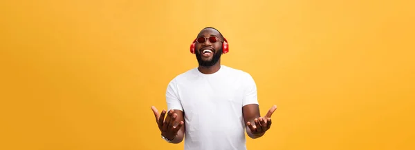 Όμορφος Νεαρός Αφρικανική Αμερικανική Άνθρωπος Ακούει Και Χαμογελαστός Μουσική Από — Φωτογραφία Αρχείου