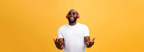 Guapo Joven Afroamericano Escuchando Sonriendo Con Música Dispositivo Móvil Aislado —  Fotos de Stock