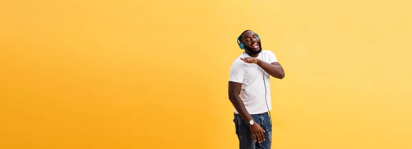 Retrato Comprimento Total Jovem Afro Americano Ouvindo Música Com Fones — Fotografia de Stock