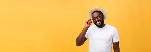 Enkele Knappe Gespierde Zwarte Man Met Een Geschoren Hoofd Gevouwen — Stockfoto