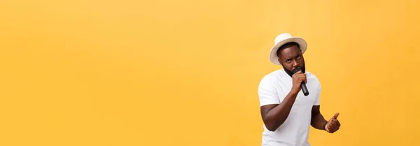 Όμορφος Αφρικανική Αμερικανική Αγόρι Τραγουδούν Συναισθηματική Μικρόφωνο Που Απομονώνονται Κίτρινο — Φωτογραφία Αρχείου