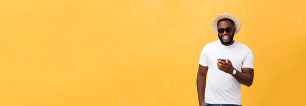 Alegre Hombre Afroamericano Camisa Blanca Usando Aplicación Teléfono Móvil Chico — Foto de Stock