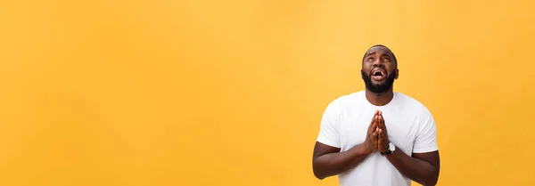 Studio Portret Młodzieńca African American Białej Koszuli Trzymając Się Ręce — Zdjęcie stockowe