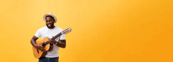 Homme Noir Musclé Jouant Guitare Portant Jean Débardeur Blanc Isoler — Photo