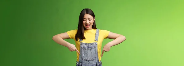 Beeindruckt Unterhielt Niedliche Asiatische Mädchen Beobachten Zeigt Interessiert Nach Unten — Stockfoto