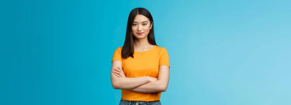 自信を持ってやる気のある女性のアジアの女性は ビジネスを管理する権限のある取引オフィスの問題を感じる 手を交差胸を保持し 決定笑みを浮かべて 黄色のTシャツを着て 青の背景 — ストック写真