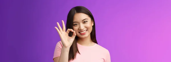 Linda Chica Asiática Sonriente Aprobar Buen Plan Mostrar Signo Inclinar — Foto de Stock