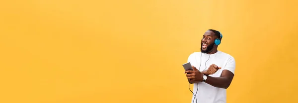 Jovem Afro Americano Vestindo Fone Ouvido Desfrutar Música Sobre Ouro — Fotografia de Stock