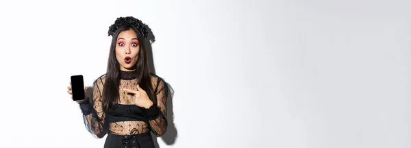 Überraschtes Asiatisches Mädchen Schwarzem Gothikkleid Mit Kranz Keuchend Amüsiert Und — Stockfoto