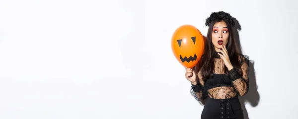 Retrato Chica Mirando Asustada Globo Naranja Con Cara Espeluznante Vistiendo — Foto de Stock