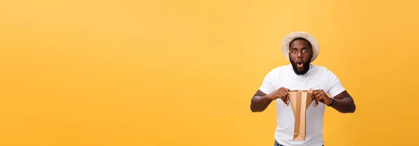 African American Man Met Kleurrijke Papieren Zakken Geïsoleerd Gele Achtergrond — Stockfoto