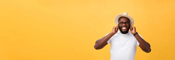 黄色の背景に白の シャツに笑みを浮かべてハンサムな若いアフリカ人の肖像画 — ストック写真