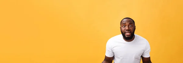ショックと不信感で挙手とアフリカ系アメリカ人の肖像画 黄色の背景に分離 — ストック写真