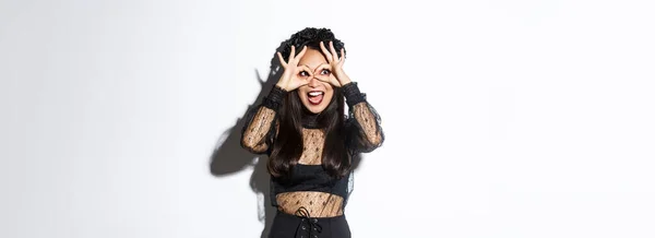 Erstaunlich Schöne Asiatische Frau Halloween Kostüm Die Durch Eine Fingerbrille — Stockfoto
