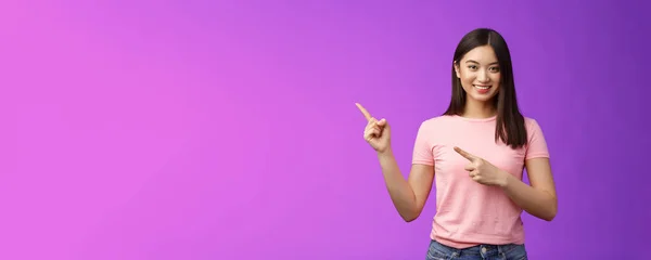 친절하고 상냥하고 아시아 방법을 흥미있는 Promo 웃으면서 상품을 소개하고 보라색 — 스톡 사진