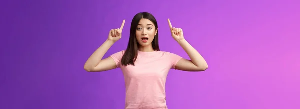 Entusiasmado Bonito Surpreendido Asiático Menina Rosa Shirt Dizendo Sobre Incrível — Fotografia de Stock