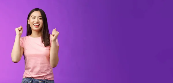 幸运的胜利 快乐迷人的阿斯匹林女孩做拳头泵 跳舞庆祝胜利 站在紫色的背景上快乐 快乐地笑着取得佳绩 触动节奏音乐 — 图库照片