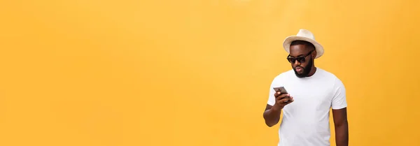 愉快的非洲裔美国人穿着白衬衫使用手机应用程序 快乐的黑皮肤嬉皮士家伙阅读新闻从社交网络在手机 — 图库照片