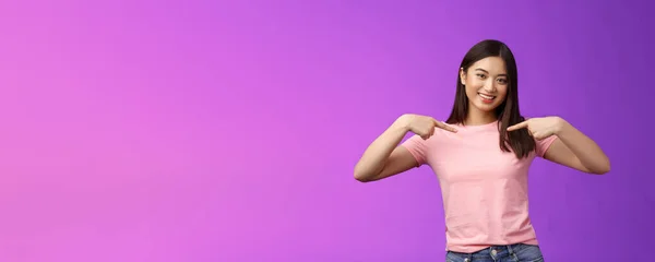Ativo Energizado Amigável Concurso Asiático Elegante Menina Apresentar Apontando Peito — Fotografia de Stock
