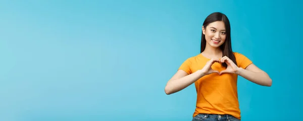 Schöne Fürsorgliche Attraktive Asiatische Freundin Zeigen Herz Zeichen Schätzen Und — Stockfoto