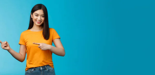 Freundliche Ausgehende Gut Aussehende Asiatische Frau Zeigt Promo Zeigt Mit — Stockfoto
