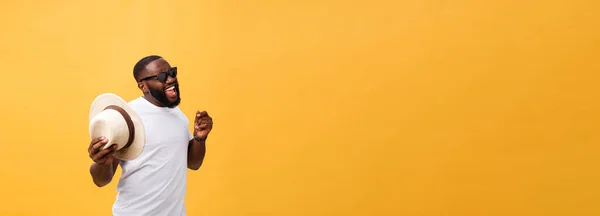 若い黒男トップ ダンス黄色背景に分離 — ストック写真