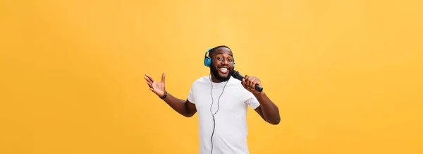 Портрет Веселого Позитивного Шику Красивий Африканський Чоловік Тримає Мікрофон Має — стокове фото