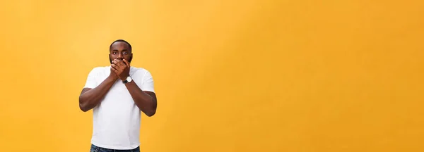 Verbaasd Jonge African American Hipster Dragen Witte Shirt Bedrijf Handen — Stockfoto
