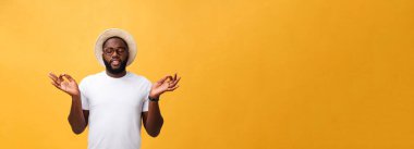 Portre modunda sarı arka plan üzerinde izole meditasyon yoga, mutlu yakışıklı, Genç bir adam portresi. Stres rahatlama teknikleri kavramı