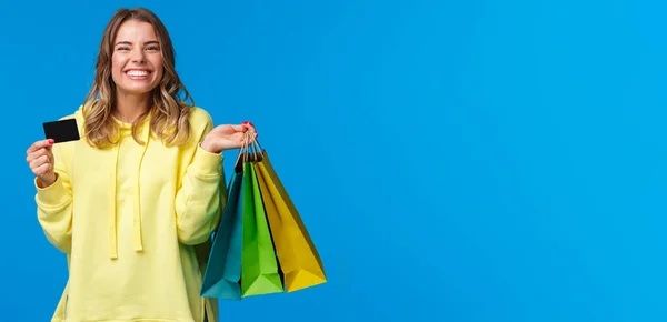 Feliz Sorrindo Menina Bonita Usando Seu Cartão Crédito Depositar Dinheiro — Fotografia de Stock