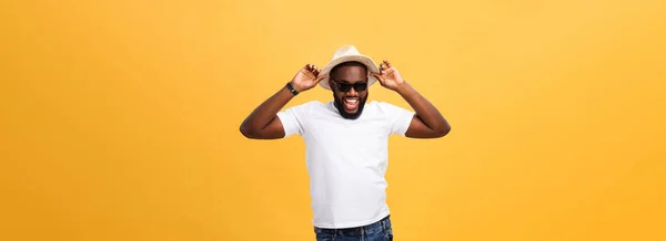 Retrato Cerca Joven Riendo Con Las Manos Sosteniendo Sombrero Aislado — Foto de Stock