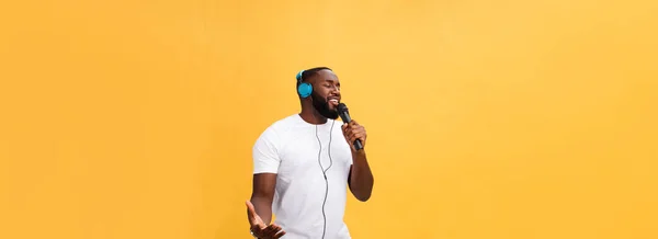Portrét Veselého Pozitivního Šiku Pohledný Africký Muž Drží Mikrofon Mají — Stock fotografie