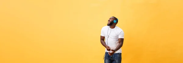 Retrato Larga Duración Joven Afroamericano Cereza Escuchando Música Con Auriculares — Foto de Stock