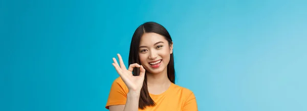 Close Lindo Asiático Amigable Chica Apoya Fantástica Idea Sonriendo Ampliamente —  Fotos de Stock