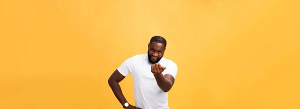 Zabawny Młodych Klientów Afryki Uśmiechający Się Szczęśliwie Wskazując Jego Palce — Zdjęcie stockowe