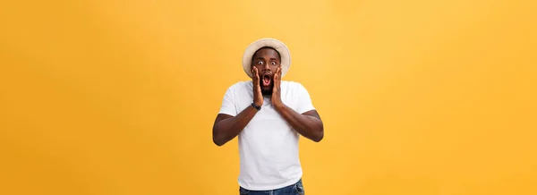 Imagen Joven Estudiante Sorprendido Piel Oscura Vestido Con Una Camiseta — Foto de Stock