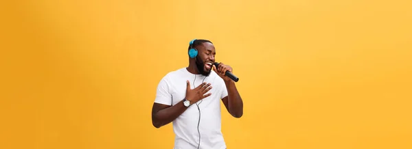 Retrato Alegre Chic Positivo Hombre Africano Guapo Sosteniendo Micrófono Teniendo — Foto de Stock