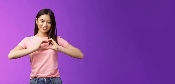 Tender Encantador Asiático Expressar Amor Cuidado Mostrar Coração Sinal Peito — Fotografia de Stock