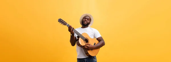 Homme Noir Musclé Jouant Guitare Portant Jean Débardeur Blanc Isoler — Photo