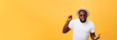 Bağırarak ve ağzı üzerinde el ile yan için çığlık beyaz t-shirt giyen genç Afro-Amerikan adam. İletişim kavramı