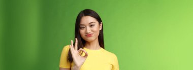 Fena değil, gerçekten gurur duydum. Etkileyici, sevimli, arkadaş canlısı bayan öğrenci kontrolü. Yüz onayı almak için mükemmel bir çaba. Tamam işareti göster, iyi işi kabul et..