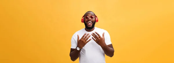 Guapo Joven Afroamericano Escuchando Sonriendo Con Música Dispositivo Móvil Aislado — Foto de Stock