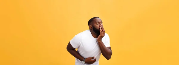 Mladý Američan Afričana Muž Sobě Bílé Tričko Rukou Žaludek Protože — Stock fotografie
