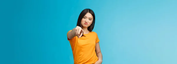 Teleurgesteld Aantrekkelijk Aziatisch Meisje Fronsen Bedroefd Overstuur Wijzend Wijsvinger Camera — Stockfoto