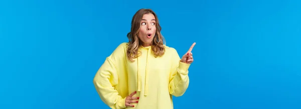 Emocionado Sin Palabras Guapa Rubia Sudadera Con Capucha Amarilla Reaccionar —  Fotos de Stock