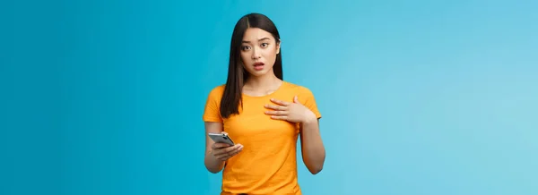 Stötande Chockad Asiatisk Flicka Får Förolämpande Budskap Internet Sociala Medier — Stockfoto