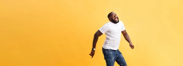 Yakışıklı Genç Siyah Adam Karşı Sarı Arka Plan Atlama Tam — Stok fotoğraf