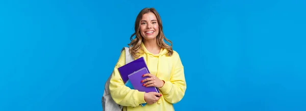 Chica Rubia Bonita Alegre Sonriendo Cámara Llevar Mochila Cuadernos Papeles —  Fotos de Stock