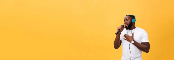 Portret Wesołego Pozytywnego Szyku Przystojny Afrykanin Człowiek Trzyma Mikrofon Mając — Zdjęcie stockowe