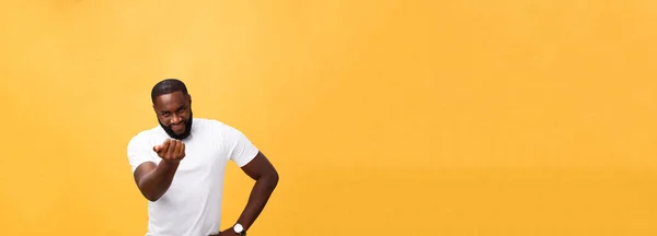 Grappige Jonge Afrikaanse Klant Gelukkig Lachend Zijn Wijsvinger Camera Aan — Stockfoto
